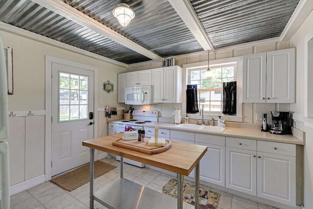 Franklin House | Dwtn Franklin - Walkable with Huge Yard Sleeps 6