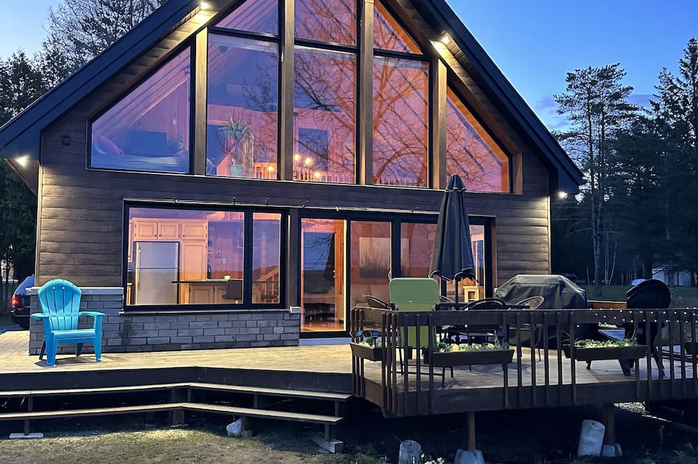 Le Haut-Saint-Francois Regional County Municipality Ski Chalet | Superb log cabin *Spa* *Waterfront*