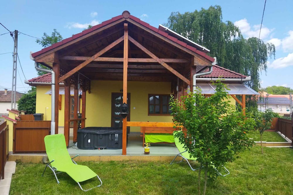 Kisnana House | Holiday home with a view of the castle