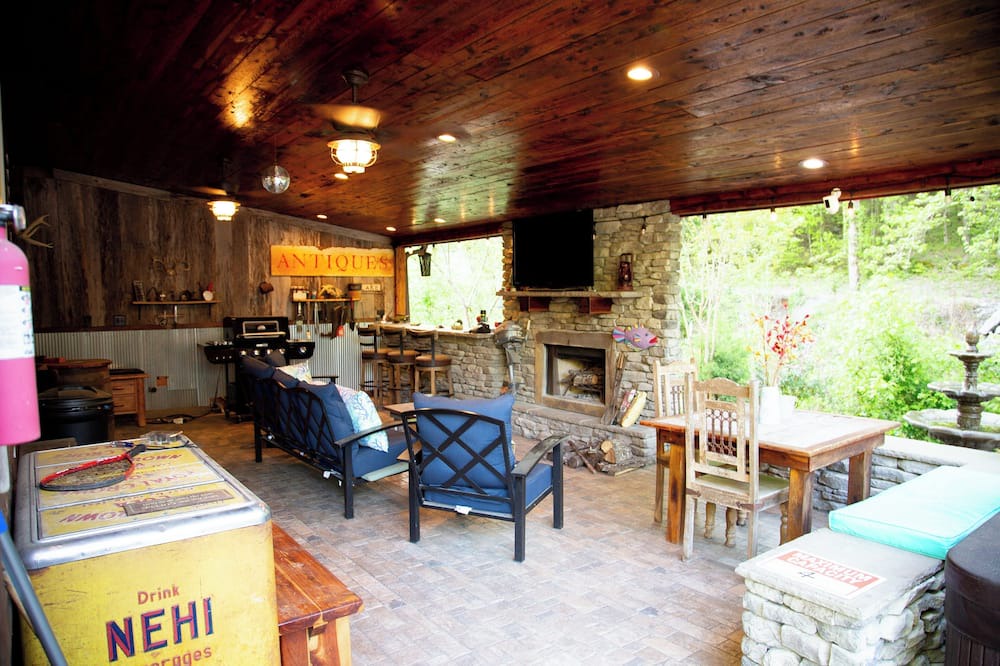 Smithville Cabin | Cedar Cabin with spa Near Center Hill