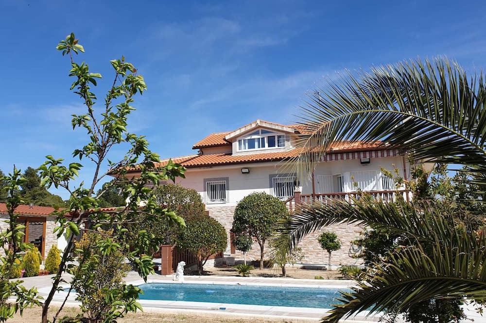 Numancia de la Sagra Villa | farm cross