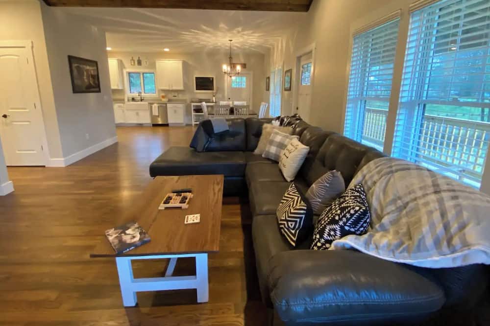 Penrose House | Close to trails & town but quiet and peaceful! Exceptionally clean 3br home