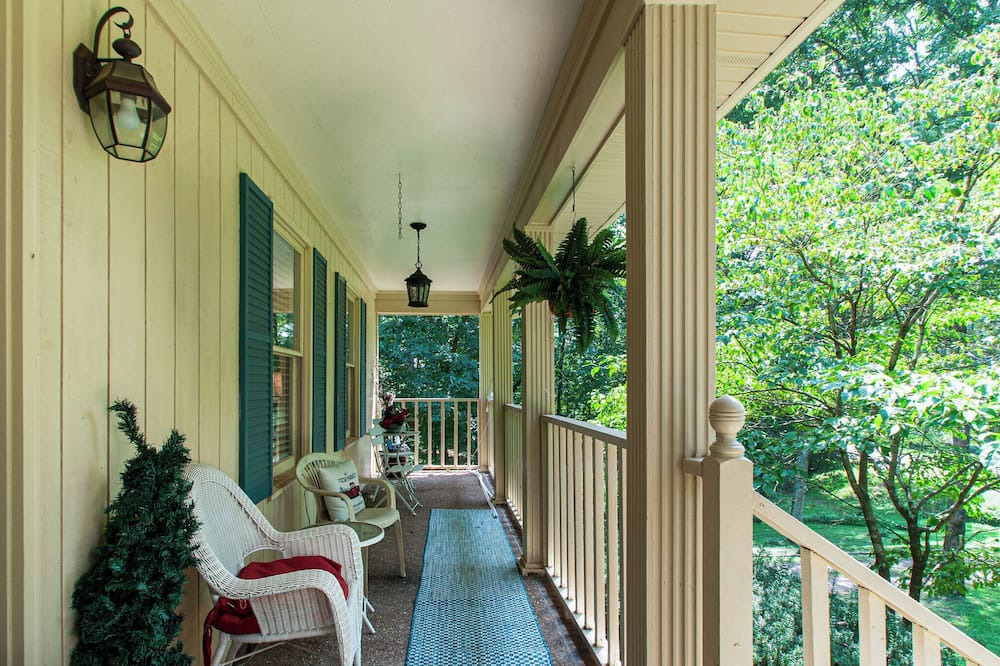 Bellevue House | NEW Secluded Pool Home 20 Mins to DWTN!