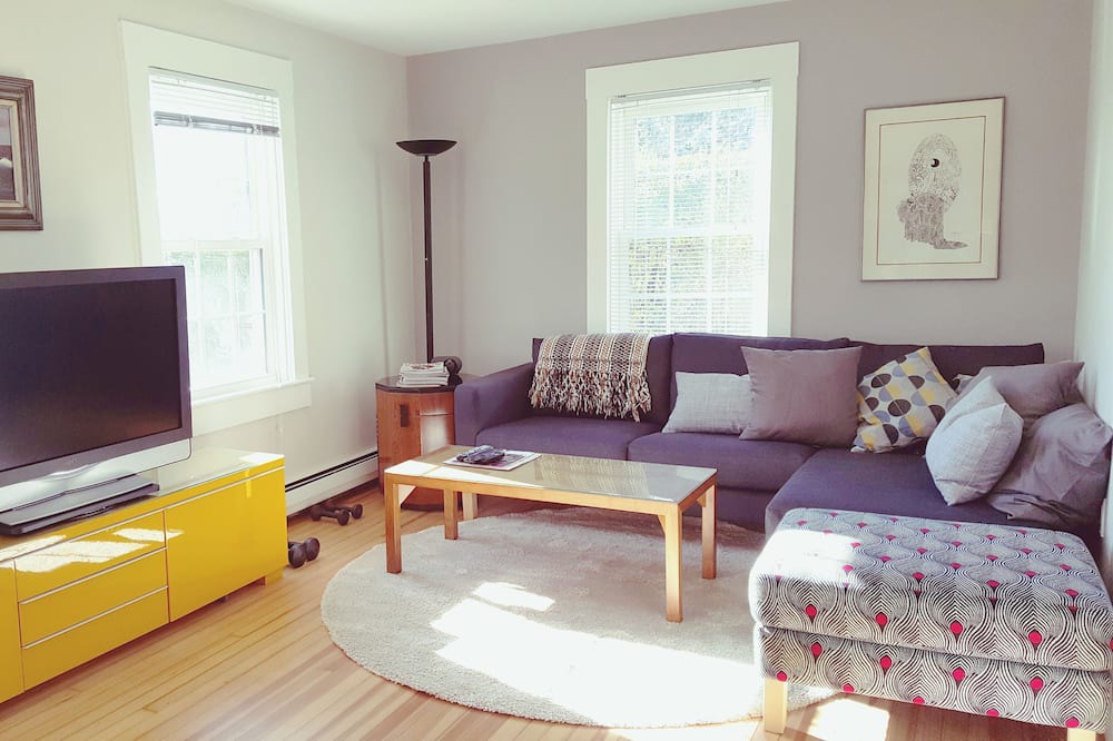 Newport East Cottage | You will love this cozy beach cottage ..... 5 minute walk to the beach !!