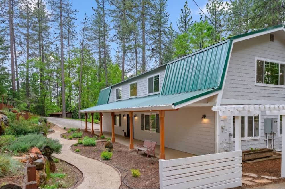 Cedar Ridge House | Spacious home in the Sierra foothills just minutes to downtown, hiking, skiing.