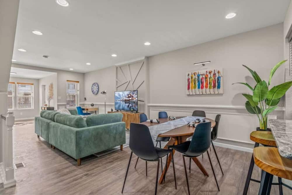 Olney-Oak Lane House | Uptown Gem! 2Luxe King Suites + Deck + Parking!