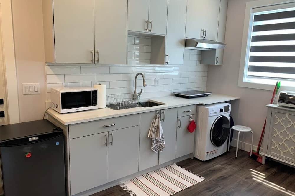 Mission Apartment | Private studio suite, WiFi, washer dryer, clean, quality linens, & smart tv.