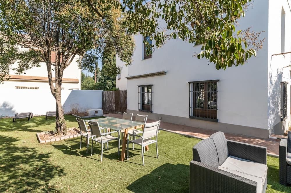 Cervantes Apartment | Apartment in a restored mansion in Granada.