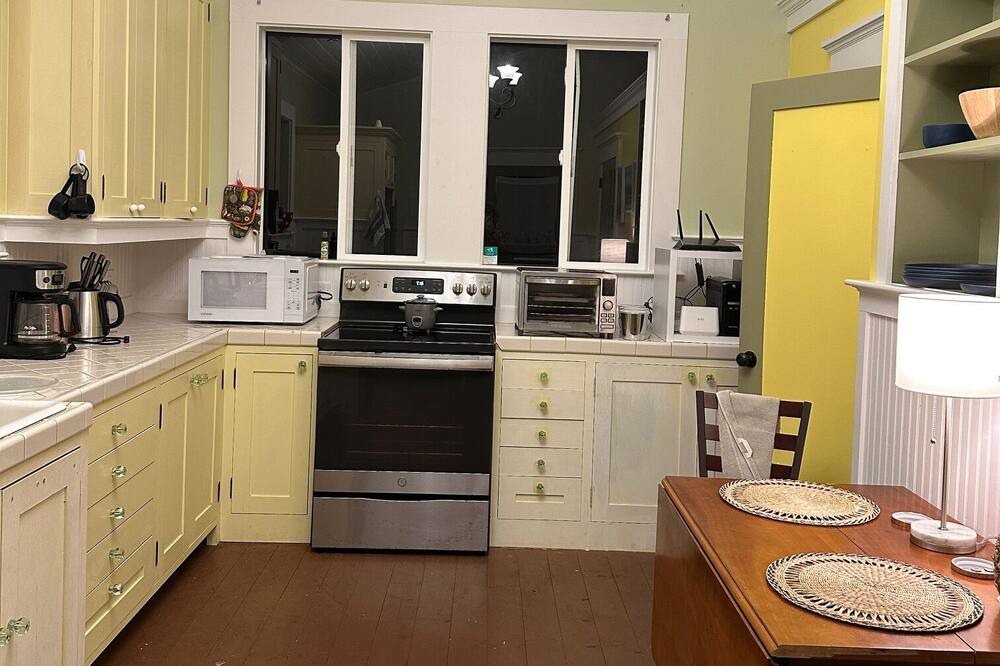 Pahoa Cottage | Da Jungalow sleeps 4, 10 minutes from Pahoa town, Kalapana and Black Sand Beach!