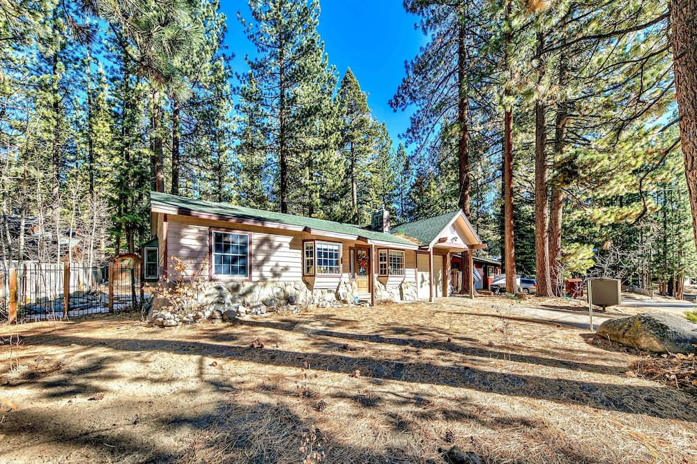 Montgomery Estates Cottage | The Lazy Bear's Den roomy 2 bedroom updated cabin,