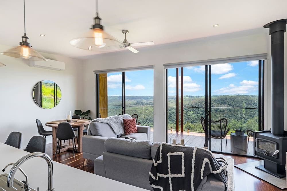 Booroobin Apartment | Luxury 2 Bedroom Cabins - Best Views in Maleny
