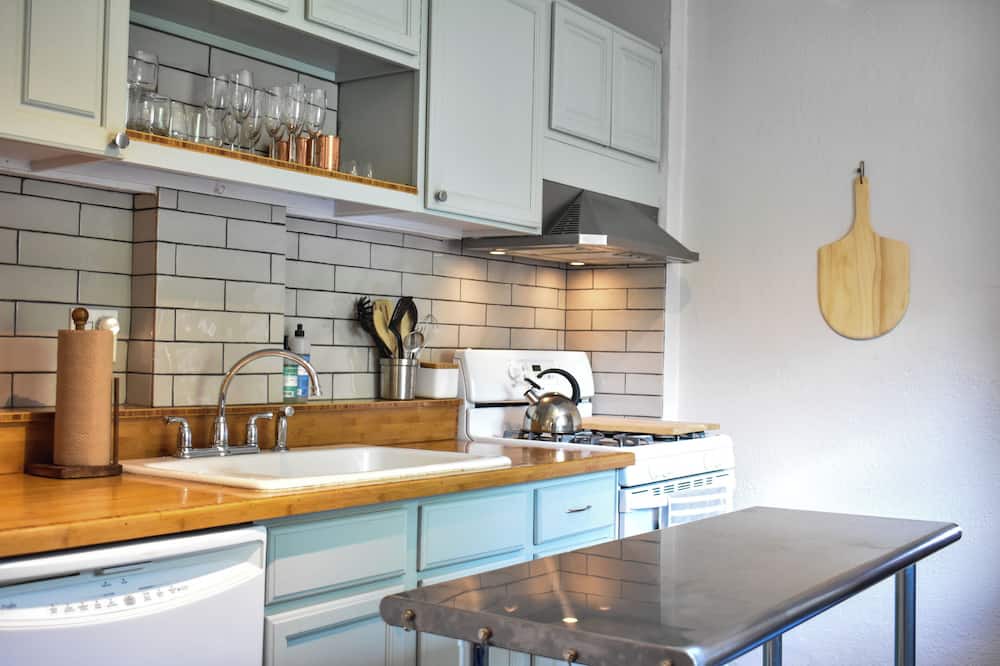 Whittier House | Denver’s Ultimate Getaway! Cozy one bed with big yard! Pet friendly!