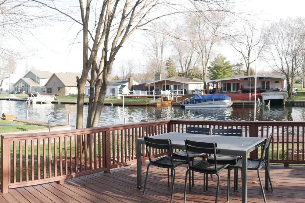 Shelbyville Cottage | Cozy Canal Cottage directly on Gun Lake