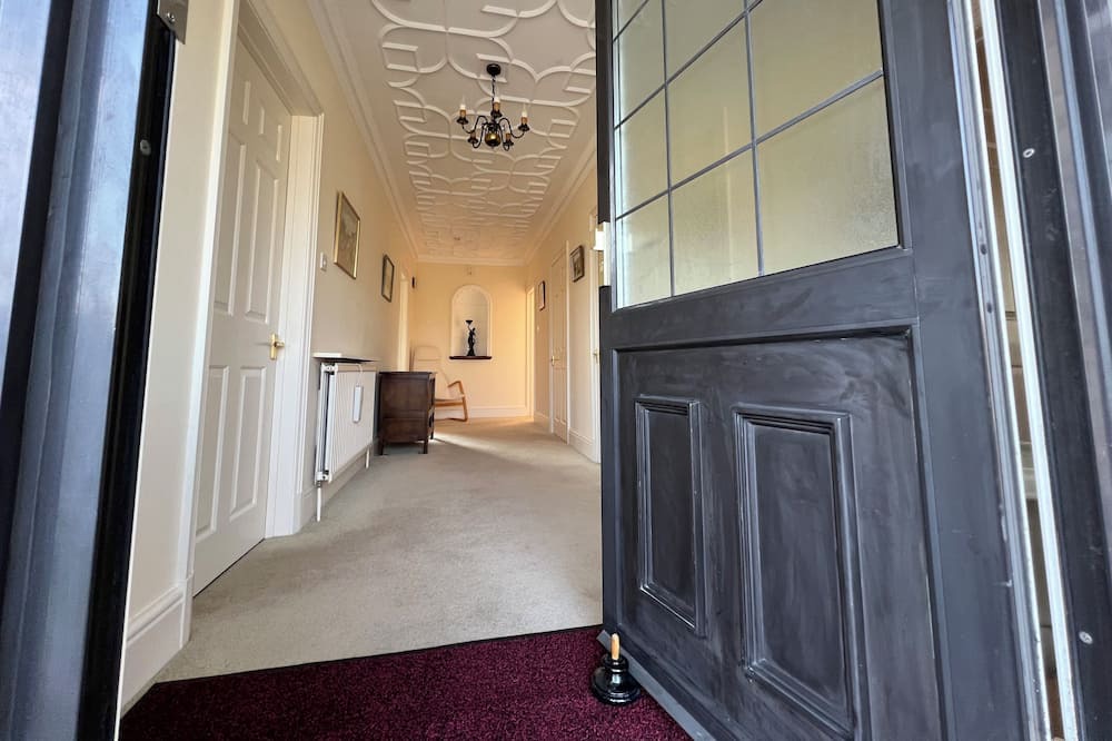 Hilperton House | Spacious bungalow with large private garden