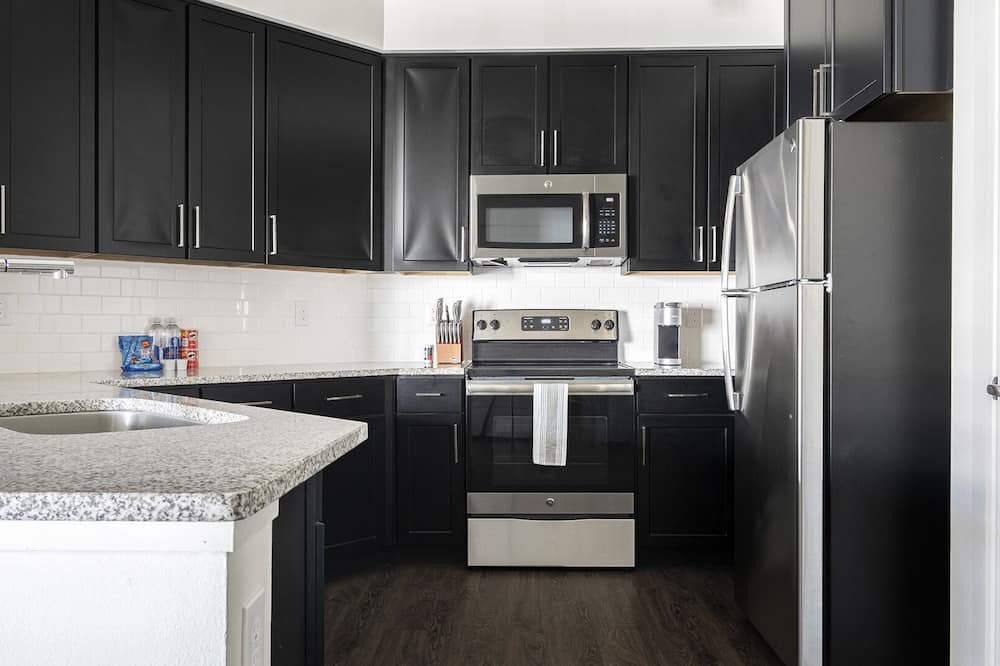 Covington Apartment | Modern Apartment in Prime Location (ID9172X20)