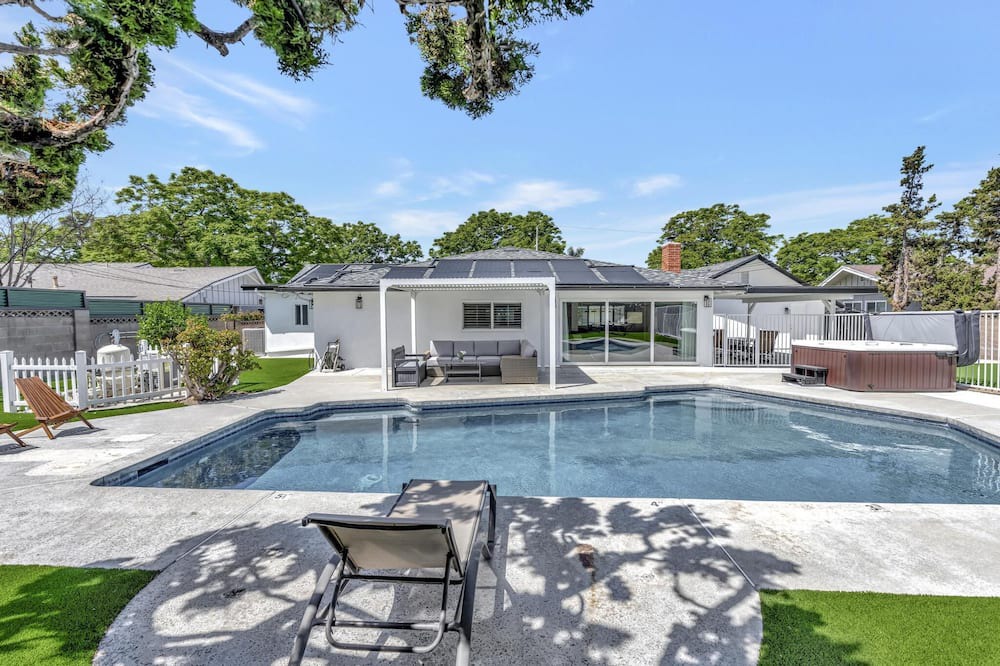 Southwest Anaheim House | New Cheerful Stylish Villa - Pool, Spa, Mini Golf, Fire pit, Walk to Disneyland