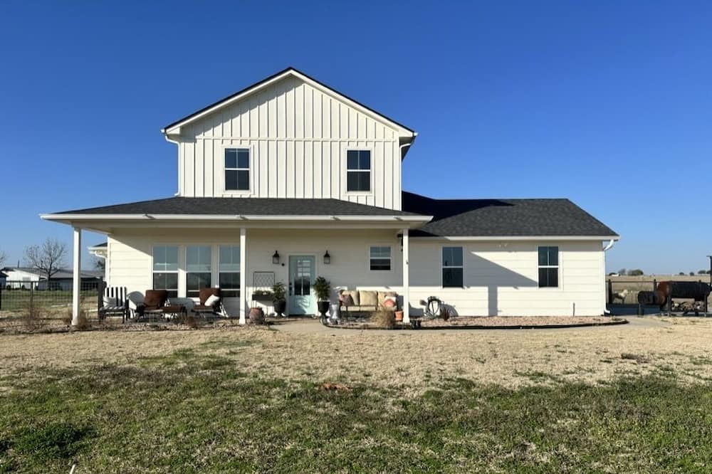 Waco Other | Charming Countryside Retreat: Experience Rustic Bliss at Our VRBO Farmhouse