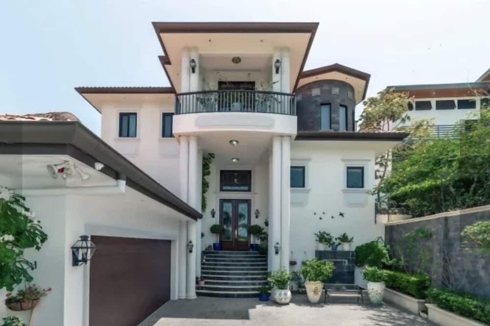 Coco Villa | Newly Renovated 5 BR home with stunning ocean views