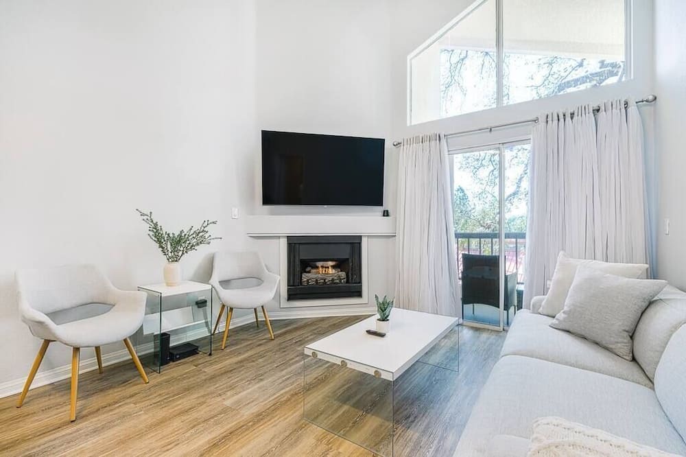 Warner Center Apartment | Resort-like | Gated | 1BD Condo | Parking | Pool