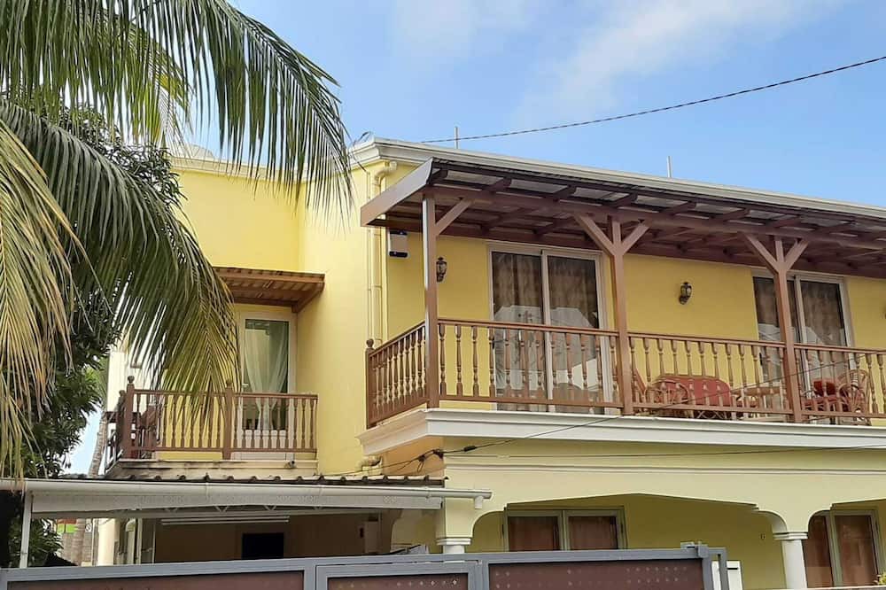 Pointe Aux Sables Apartment | Homerez - Beautiful appartement 1 km away from the beach for 6 ppl. with jacuzzi