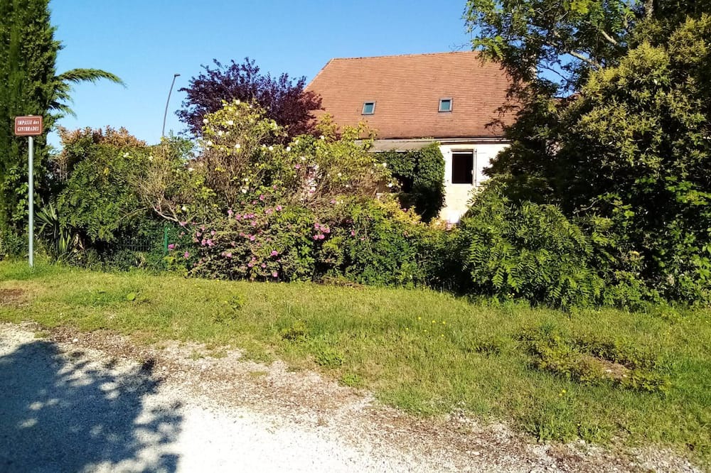 Nadillac House | Homerez - House for 6 ppl. with swimming-pool, garden and terrace at Nadillac