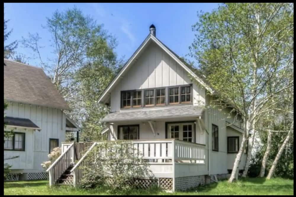 Yachats Cabin | River front cabin a quick walk to the ocean and downtown Yachats!