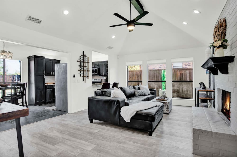 Frisco House | Cozy Parkside Home/ Rail Yard/ Toyota Centre