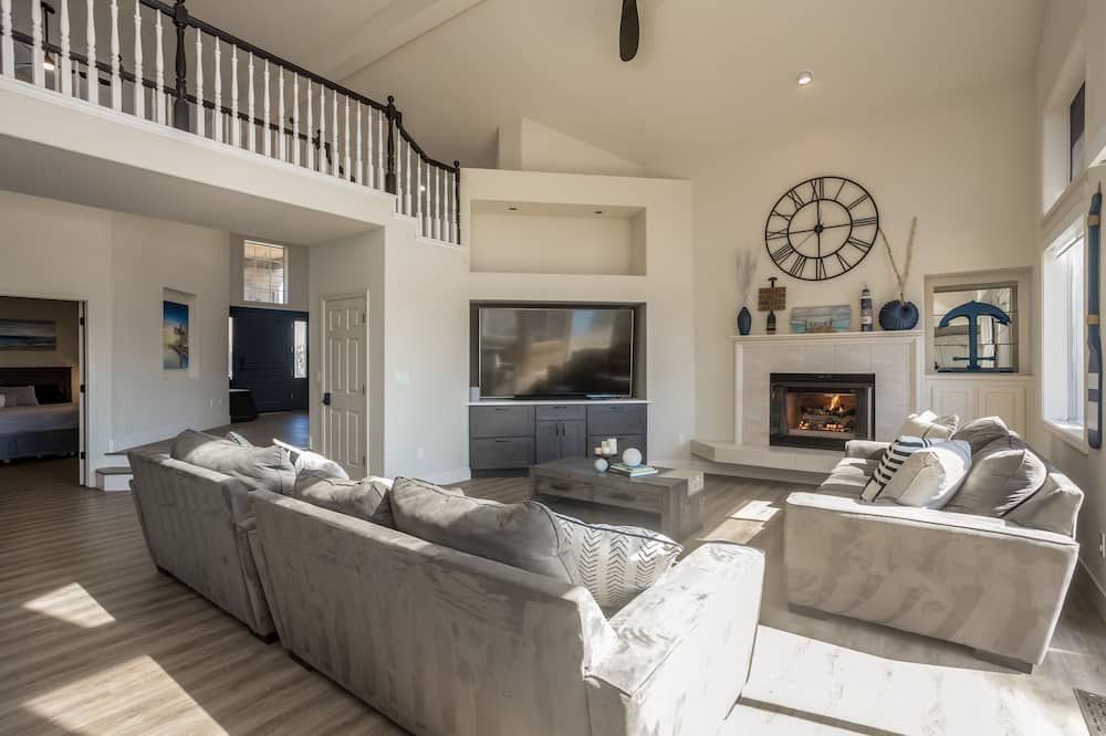 Discovery Bay House | Waterfront home w/ private dock, pool & jacuzzi