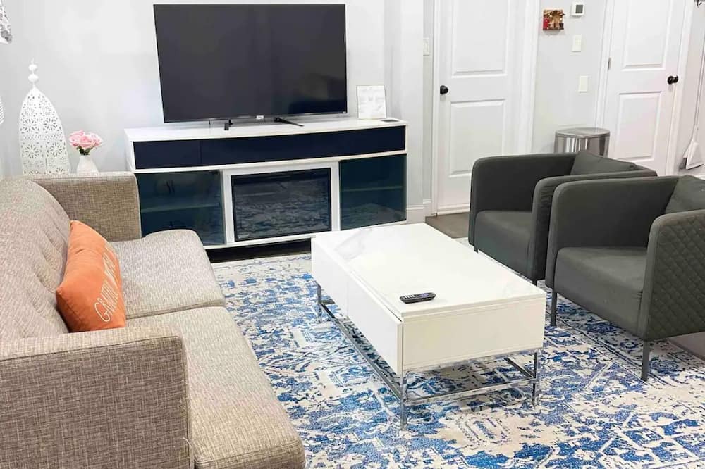 Elizabeth Apartment | Cozy 2BR Parking&Laundry near NYC Self Check-IN