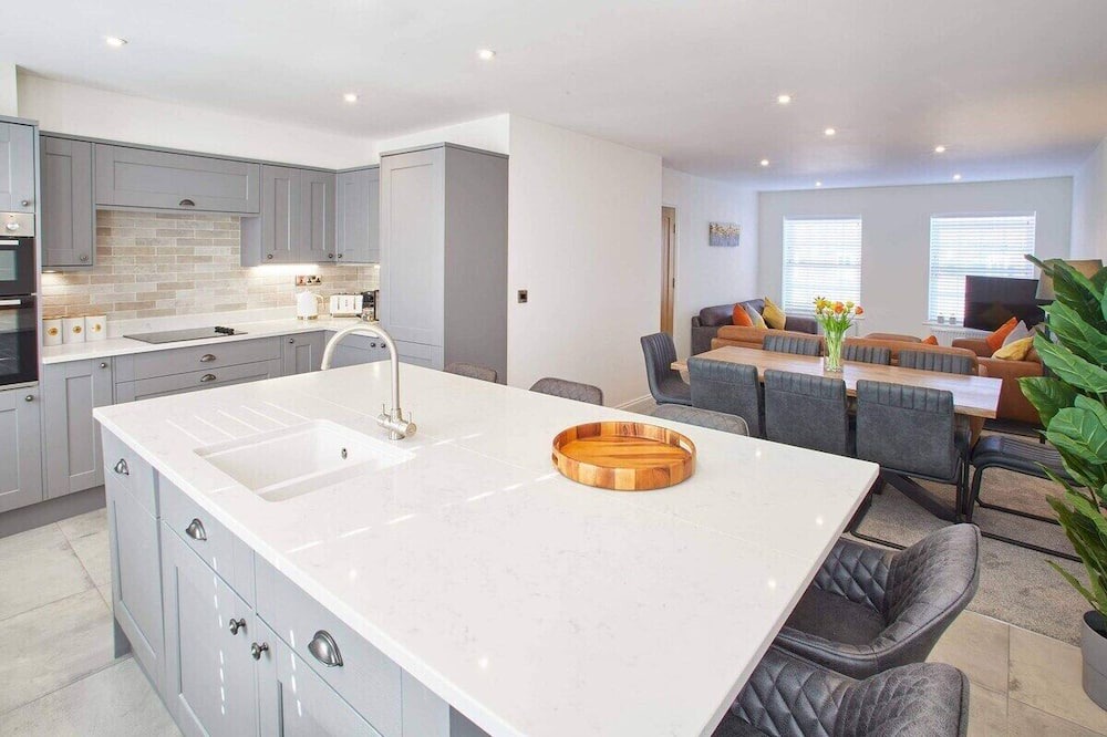 Whitby House | Host & Stay | Lemonade Arch
