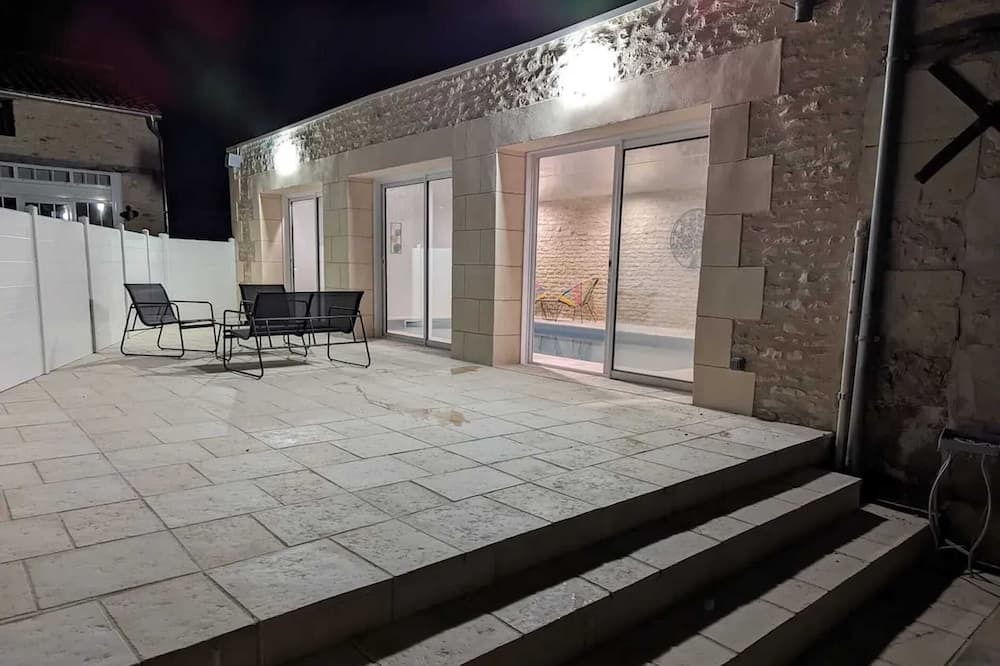 Jaunay-Marigny Villa | Homerez - Big villa for 16 ppl. with swimming-pool and terrace at Jaunay-Clan