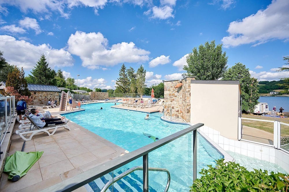 Salles-Curan Ski Chalet | Luxe Sanitary XL 6 Pers. Villatent at camping Les Genêts on Lake Pareloup