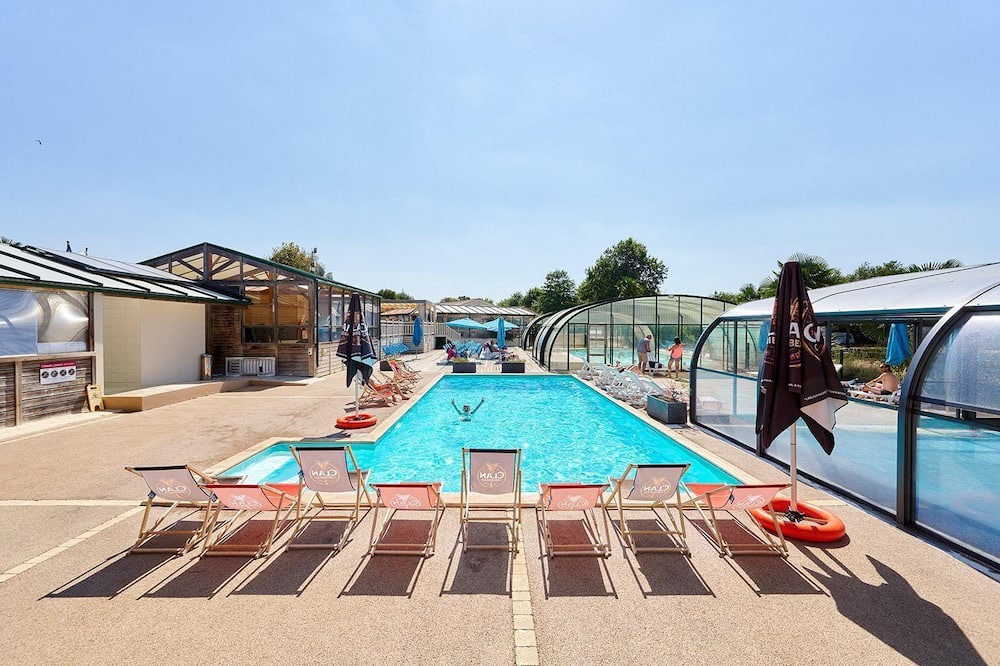 Saint-Julien-des-Landes Ski Chalet | Luxe Sanitary Xl 6 Pers. Villatent at flowery 4-star camping La Bretonnière