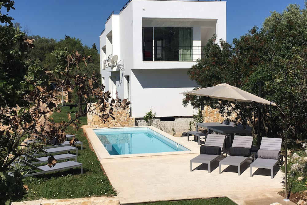 Petaleia Villa | Architect villa between the sea and mountains