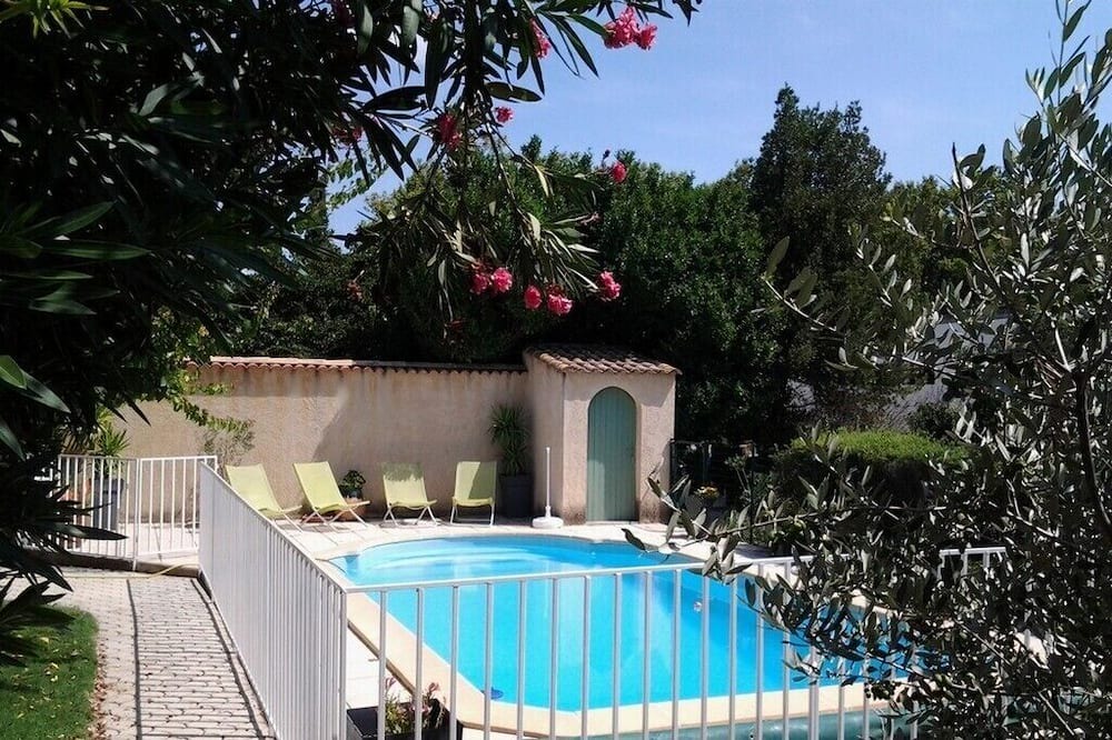 Rognonas Villa | Near Avignon Beautiful detached villa garden with secure private pool
