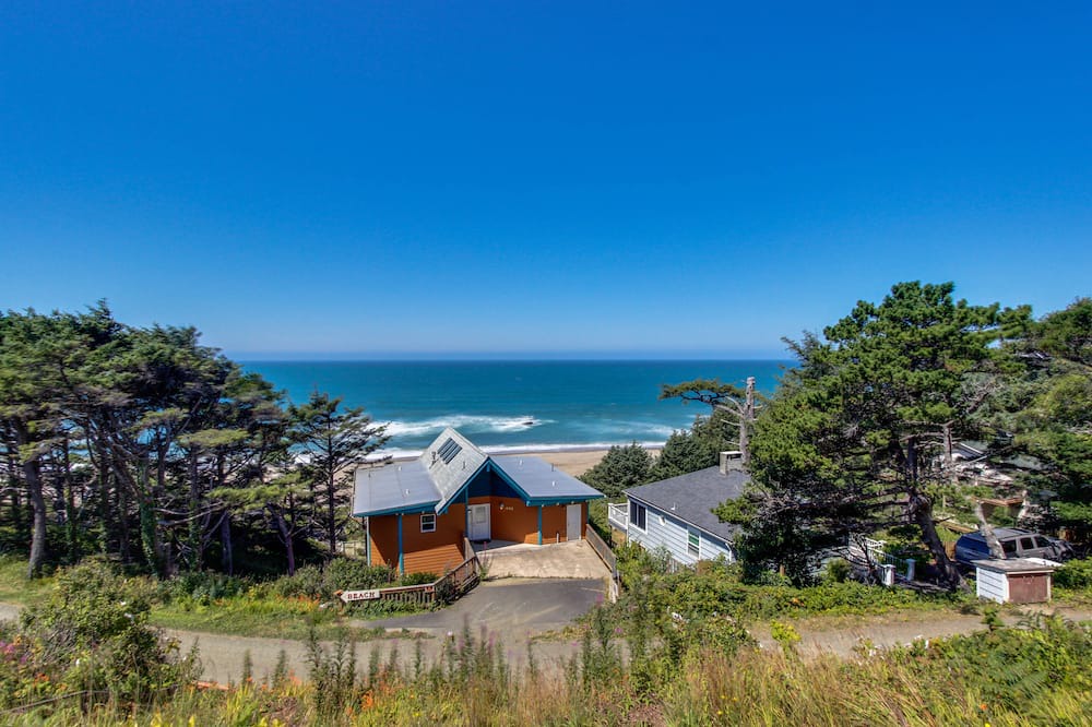 Lincoln City Apartment | Oceanview Studio on the Main Level - Nearby Beach Access, Dogs Welcome
