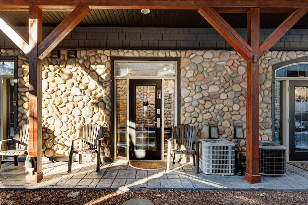 Canmore Ski Chalet | Heated Pool-side Chalet w/ Hot Tub | 2 bdrm 8 Guests | Walk anywhere in 15 mins!