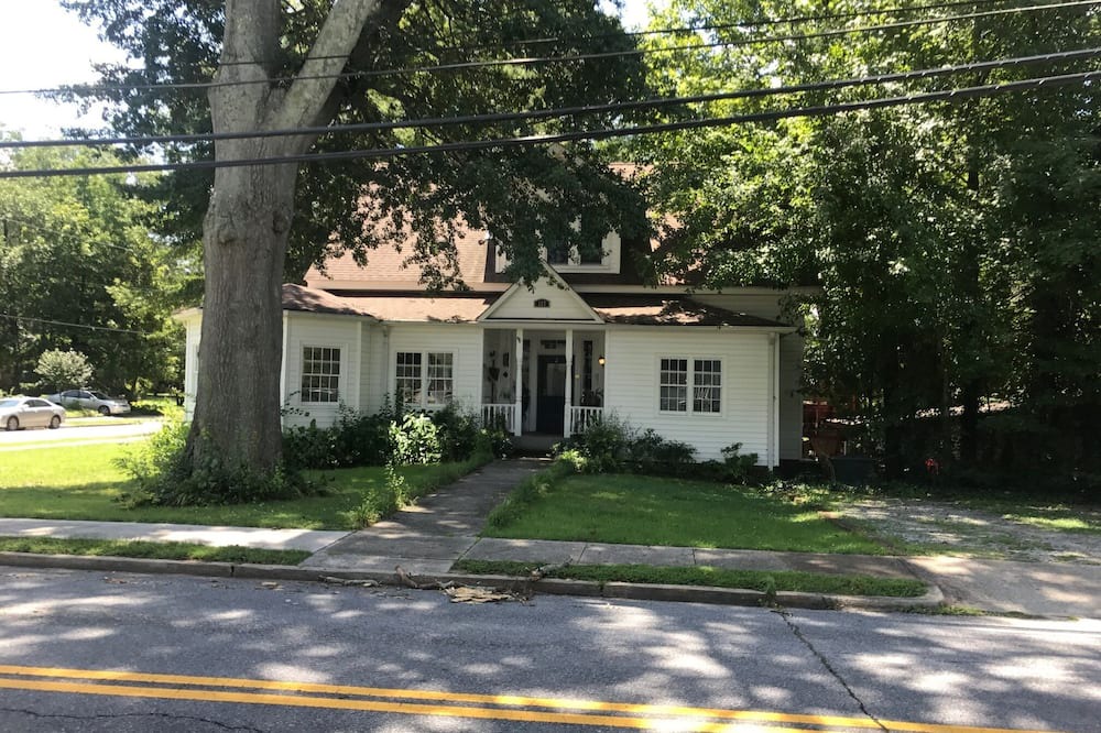 Carrollton Apartment | The Zen-ter BnB Suite #3 in the heart of Carrollton Georgia