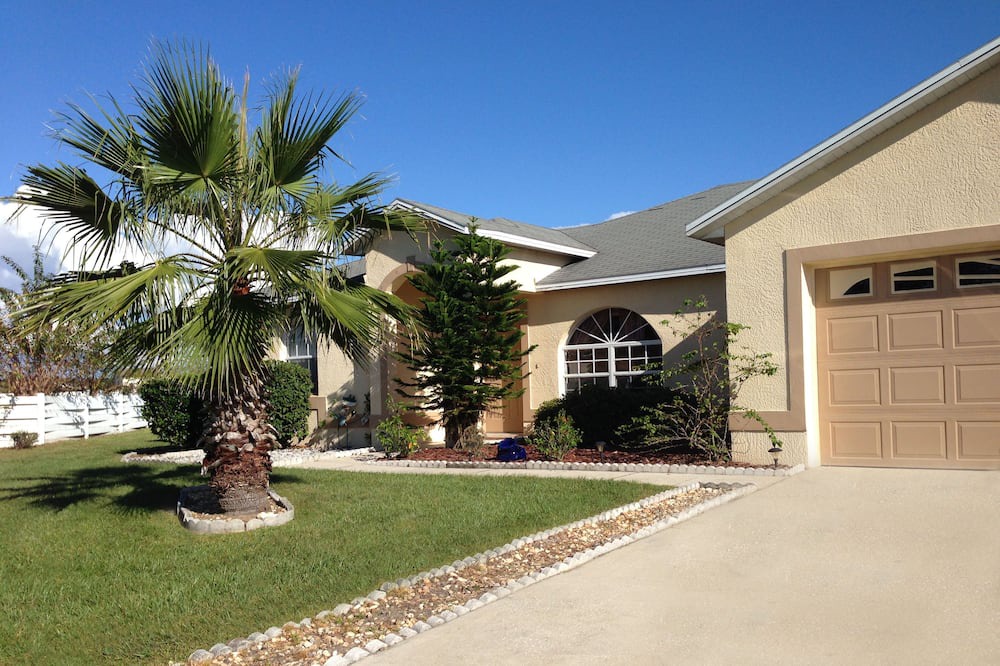 Crescent Lakes House | Lots of Privacy On A Lake 20 Minutes From Disney With A Private Pool!