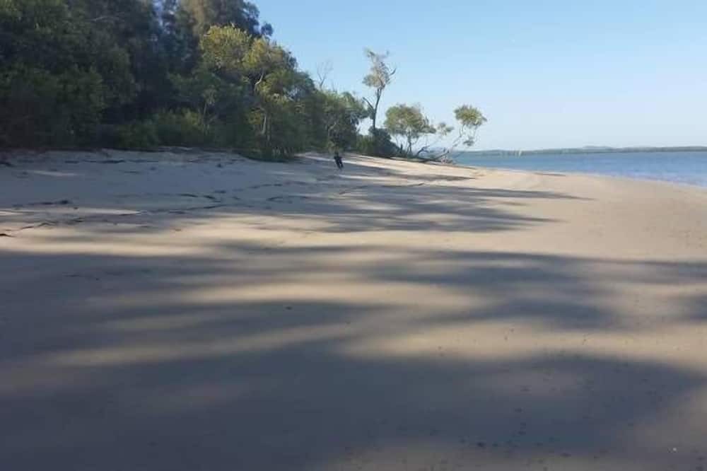 Brisbane Waterfront House | Pet and Family Friendly Peaceful Island W'front home, crabbing, kayaking, bikes