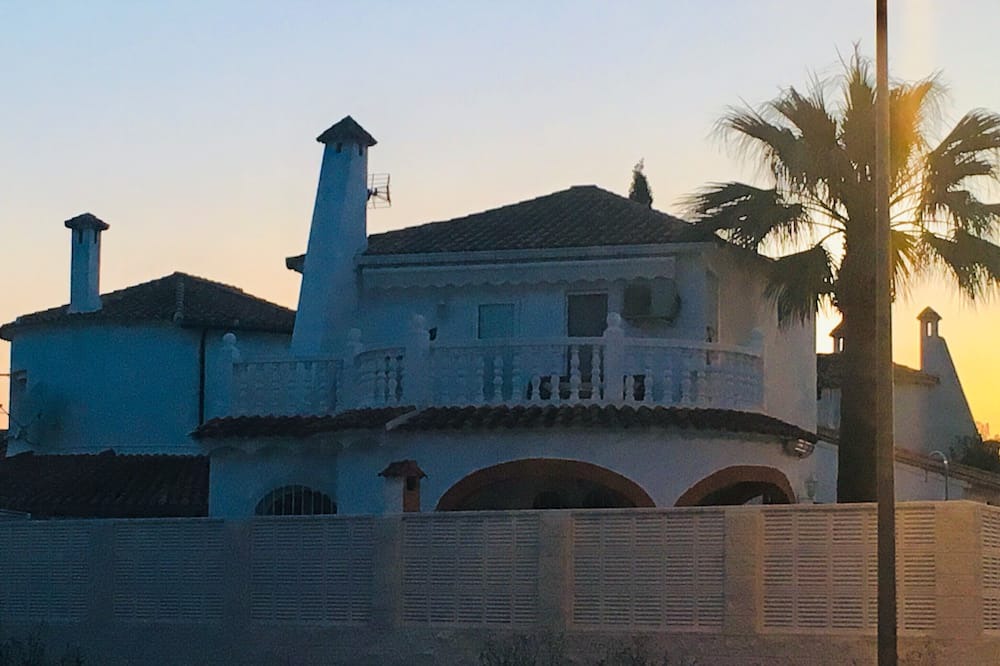 Oliva Ski Chalet | Front To The Sea Rosales. Luxurious Villa with aa, wifi and pool