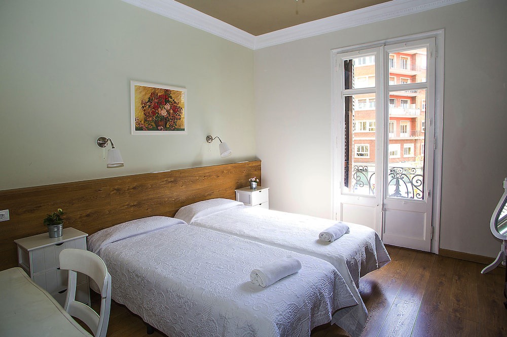 El Poble-sec Apartment | Special offer Elegant apartment in Paralel for 10 guests.