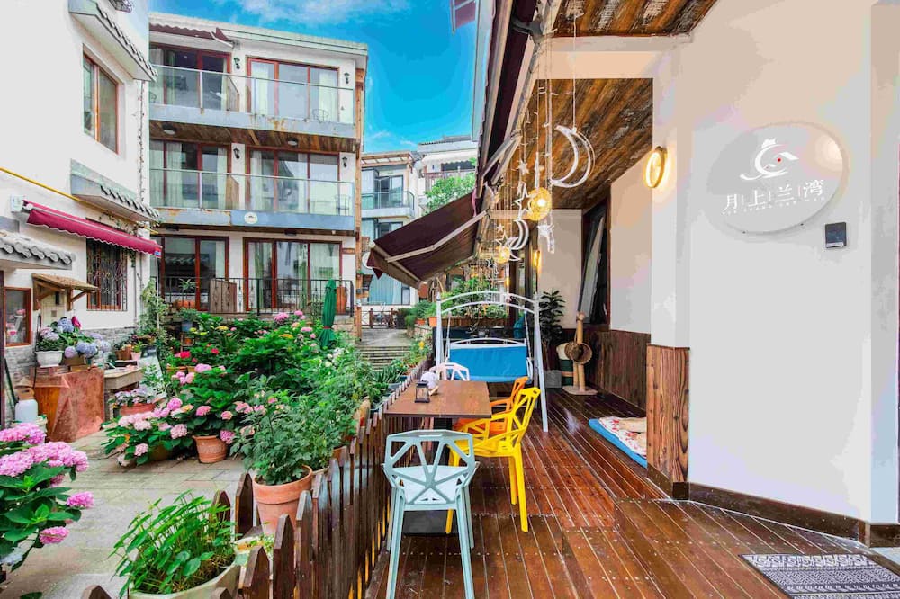 Xihu Bed & Breakfast | Moonlit Orchid Bay Coffee & Tea