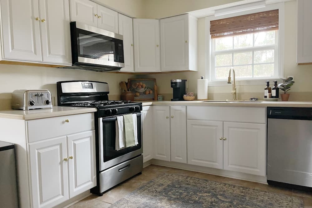 Whitemarsh Island House | Large Home Sleeps 10 By Beach & City