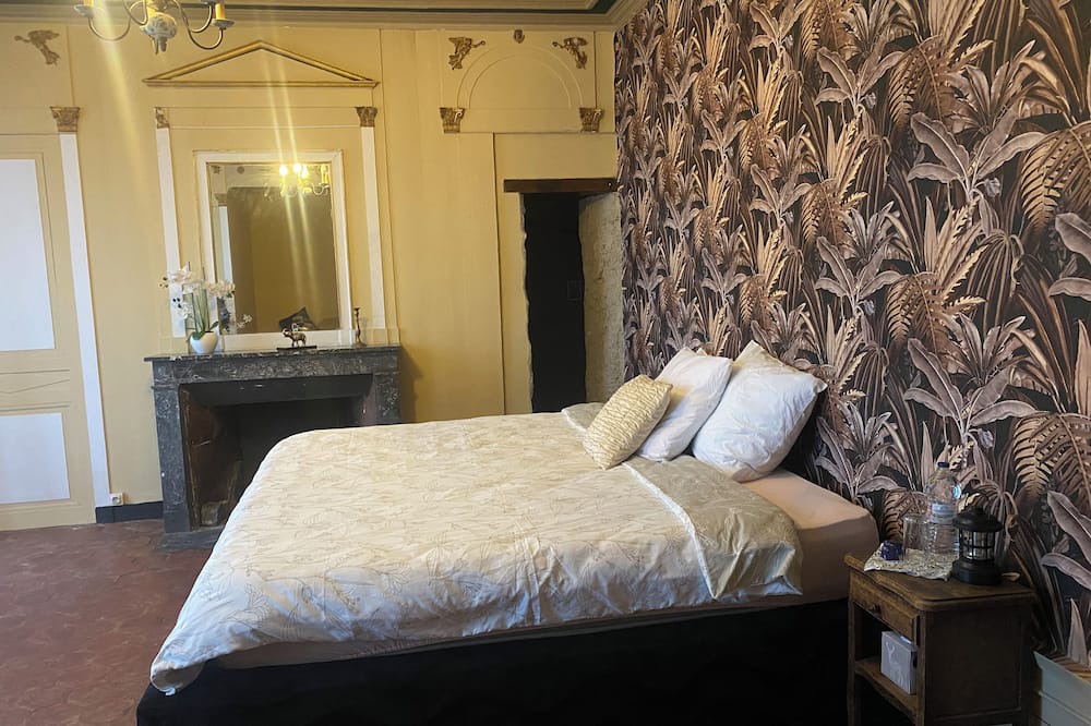 Saint-Cyr-en-Pail Other | Petit château