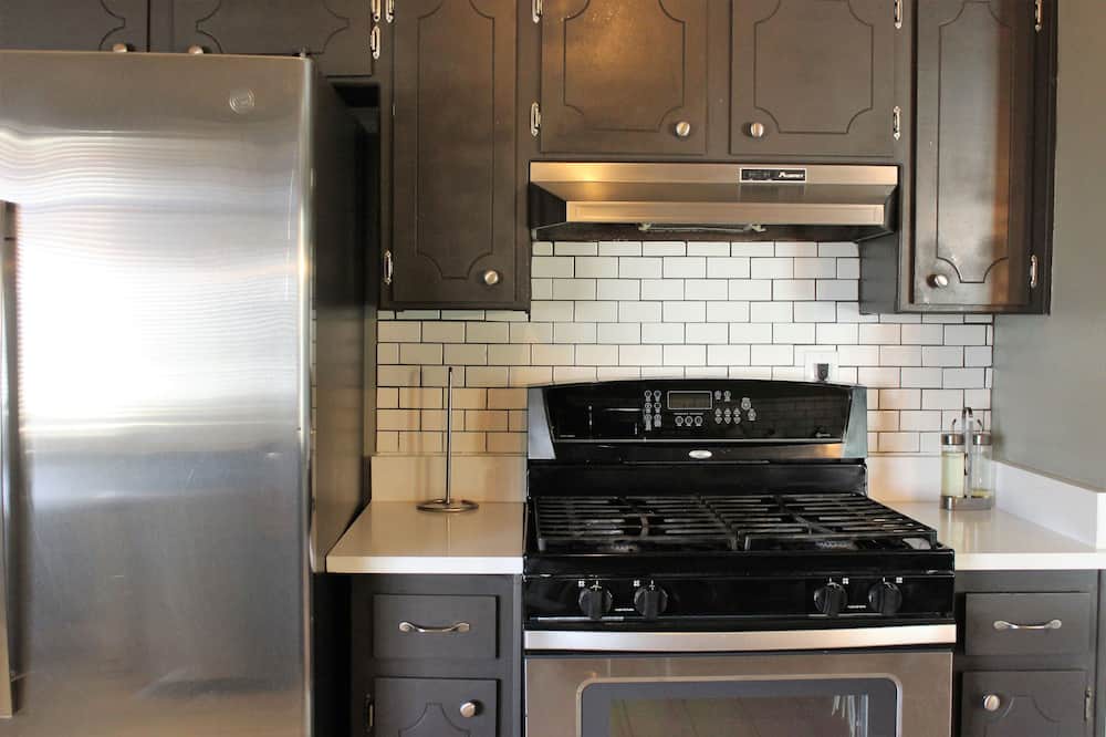 Northeast El Paso Apartment | El Chuco Home W/Pool, Pool Table,15 min Downtown