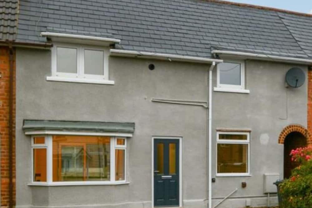 Trowell House | 2 Bedroom Minimalist Home From Home With Parking