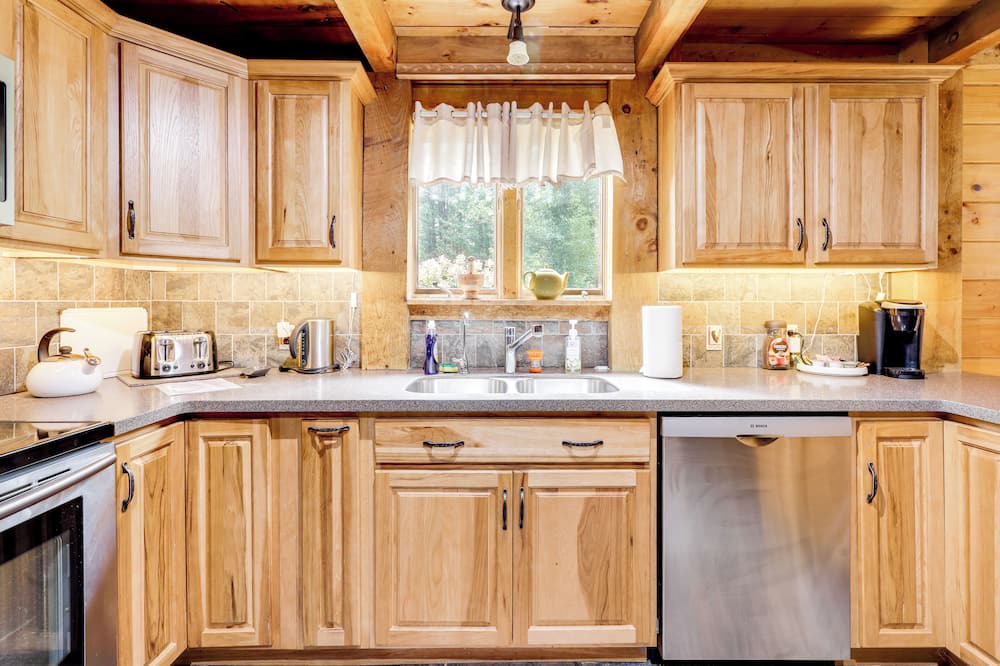 Queensbury Cottage | 7 Mi to Glens Falls: Peaceful Retreat w/Game Room