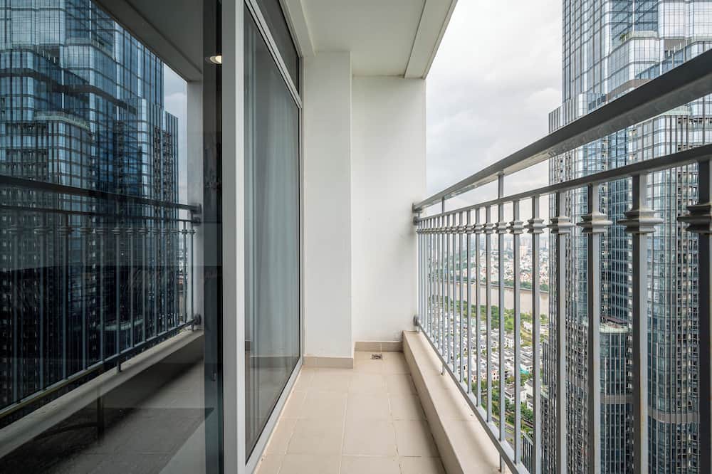 Hang Xanh Apartment | Vinhomes Central Park by Urban Home