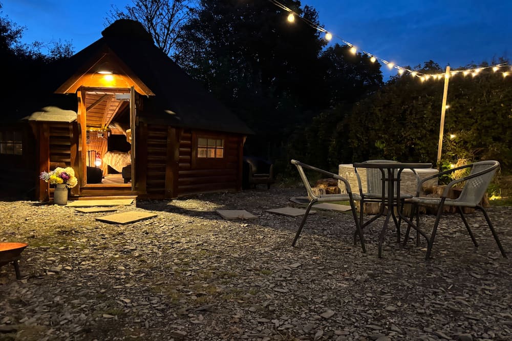 Dwyran Cabin | Hobbit Haven Hot Tub and Countryside Bliss
